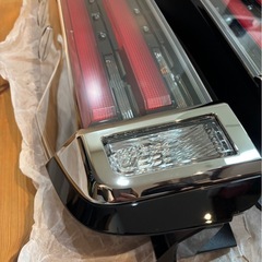 ノア80系　純正テールランプ　
新車外しの画像