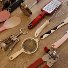 キッチンツール用品いろいろセット ピンクと赤色の画像
