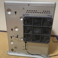 石油ファンヒーターシルバーの画像