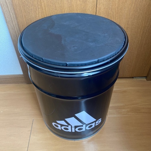 アディダス缶　収納ボックス　椅子にもなる