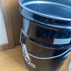 アディダス缶　収納ボックス　椅子にもなるの画像