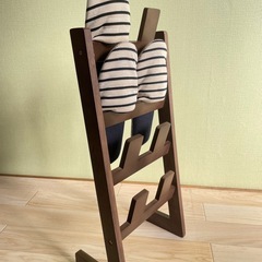 温かみある木製スリッパラックの画像