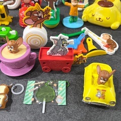 クレヨンしんちゃん トムとジェリー おさるのジョージ 等 ハッピーセット 玩具の画像