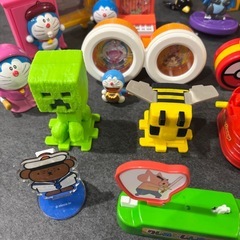 クレヨンしんちゃん トムとジェリー おさるのジョージ 等 ハッピーセット 玩具の画像