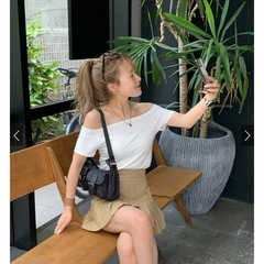 オフショルダーTシャツの画像