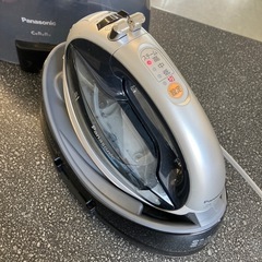 A2511-048 Panasonic コードレススチームアイロン CaRuRu NI-WL701 ブラック 2013年製 通電確認済み キズ汚れ有りの画像