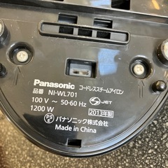 A2511-048 Panasonic コードレススチームアイロン CaRuRu NI-WL701 ブラック 2013年製 通電確認済み キズ汚れ有りの画像