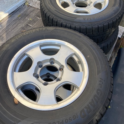 スタッドレスタイヤ215/70R 15