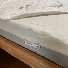 IKEA セミダブルベッド（マットレス、フレーム込み）の画像