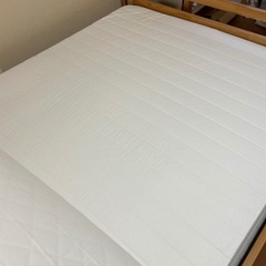 IKEA セミダブルベッド（マットレス、フレーム込み）の画像