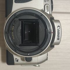Canon EOS IX 50 フィルムカメラとCanon EF 35-70mmズームレンズの画像