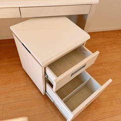 【11月3日、4日限定】４電源付き　キャスター付き　120cmのワイドデスクの画像