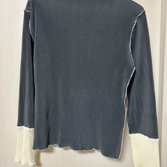 kirakirashop 袖配色プリーツトップス　チャコール×アイボリーの画像