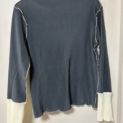 kirakirashop 袖配色プリーツトップス　チャコール×アイボリーの画像