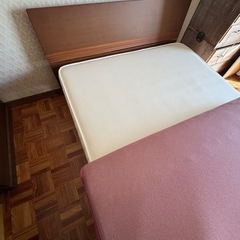 無印良品の組立ダブルベッドとマットレスとエアーウィーブのマットレスの画像