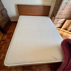 無印良品の組立ダブルベッドとマットレスとエアーウィーブのマットレスの画像