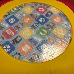 男の子　玩具箱、椅子の画像