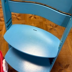 男の子　玩具箱、椅子の画像