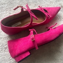 EVOL リボン付きのスエード風ピンクフラットシューズ，バレエシューズ⭐︎ の画像