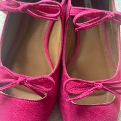 EVOL リボン付きのスエード風ピンクフラットシューズ，バレエシューズ⭐︎ の画像