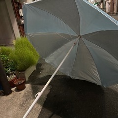 パラソルと台の画像
