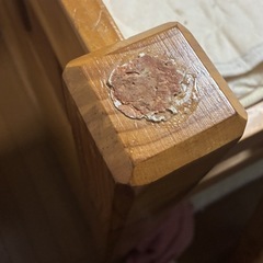 しっかりした木製ベッドの画像