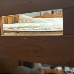 しっかりした木製ベッドの画像