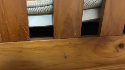 しっかりした木製ベッド