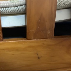 しっかりした木製ベッドの画像