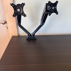 モニター固定アーム付きデスクの画像
