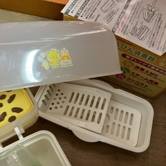 哺乳瓶消毒器2個と哺乳瓶2本の画像