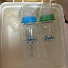 哺乳瓶消毒器2個と哺乳瓶2本の画像