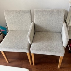 ダイニングテーブル椅子二脚の画像