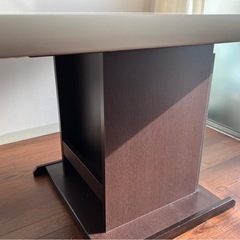 ダイニングテーブル椅子二脚の画像