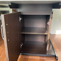 ダイニングテーブル椅子二脚の画像