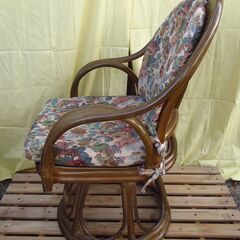 籐の回転いすの画像