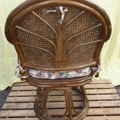 籐の回転いすの画像