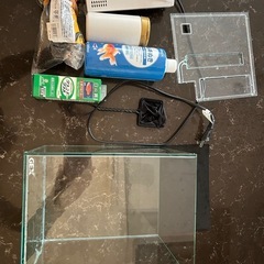 水槽と金魚飼育セットの画像