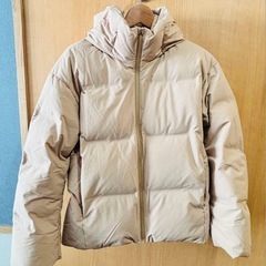ユニクロ シームレスダウンパーカ 人気の旧商品 ベージュ M 469896の画像