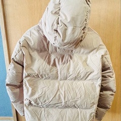 ユニクロ シームレスダウンパーカ 人気の旧商品 ベージュ M 469896の画像