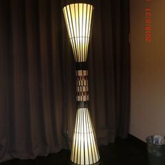 エキゾチックなフロアースタンド　高さがあり場えます。　温色です。の画像