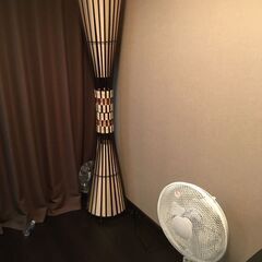 エキゾチックなフロアースタンド　高さがあり場えます。　温色です。の画像