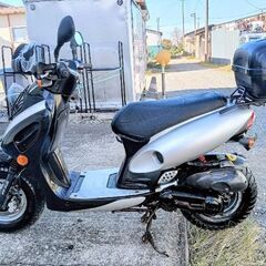 非常に良いエンジンです。Kymco Top Boy 100cc。非常に速いバイクです。2ストロークエンジンオイルは満タンです。ヘルメットケース付き。フロントディスクブレーキ付き。サイドスタンド付き。の画像