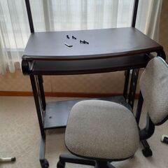 パソコンラックと椅子の画像