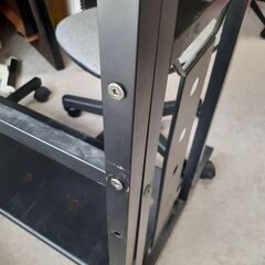 パソコンラックと椅子の画像