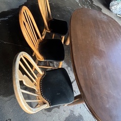 中古のダイニングテーブルと椅子になります、の画像