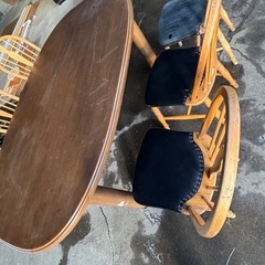 中古のダイニングテーブルと椅子になります、の画像