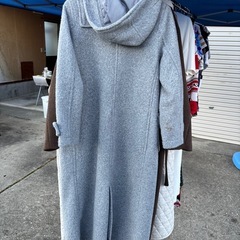earth music&ecology ロングダッフルコート（グレー）  フード付きであったかく、冬にぴったりです❄️ 袖にシミあり・毛羽立ちもあるため訳あり価格500円でお譲りします。の画像