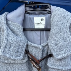 earth music&ecology ロングダッフルコート（グレー）  フード付きであったかく、冬にぴったりです❄️ 袖にシミあり・毛羽立ちもあるため訳あり価格500円でお譲りします。の画像