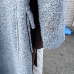 earth music&ecology ロングダッフルコート（グレー）  フード付きであったかく、冬にぴったりです❄️ 袖にシミあり・毛羽立ちもあるため訳あり価格500円でお譲りします。の画像